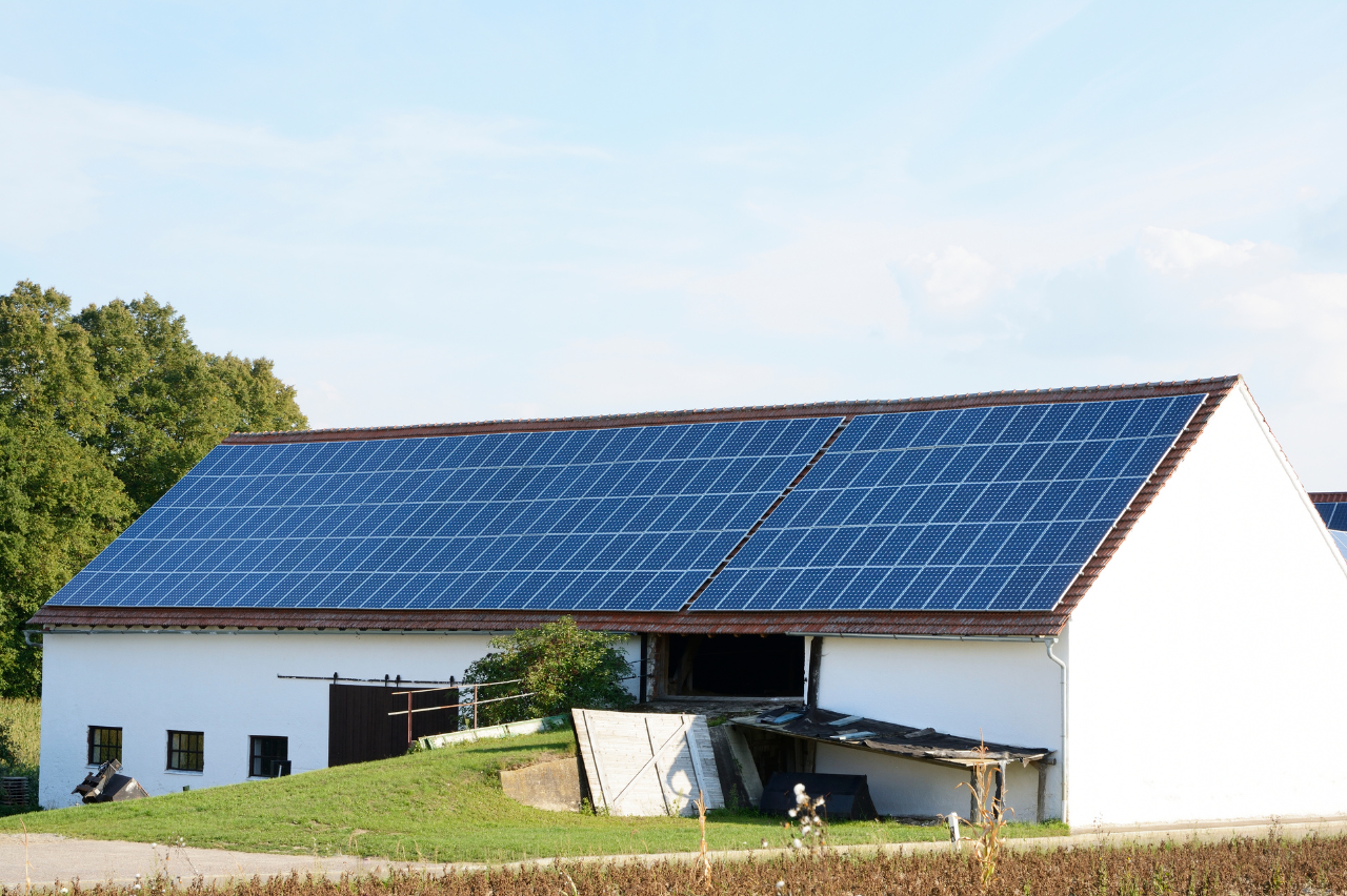 maison avec des panneaux solaires
