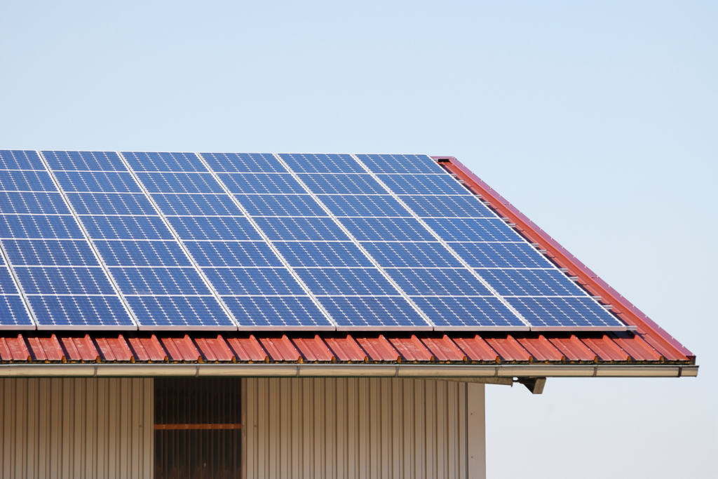 panneaux solaires posés sur une toiture d'hangar