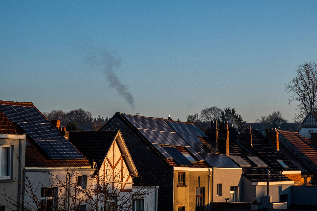 plusieurs maisons de quartier où sont posés des panneaux solaires sur le toit