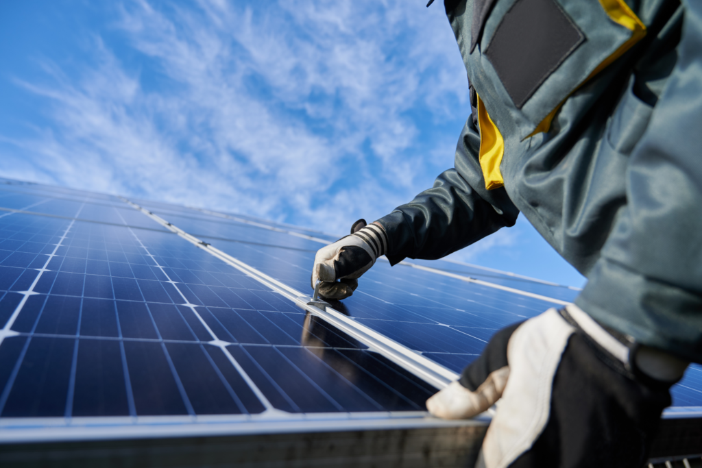 technicien qui pose des panneaux solaires