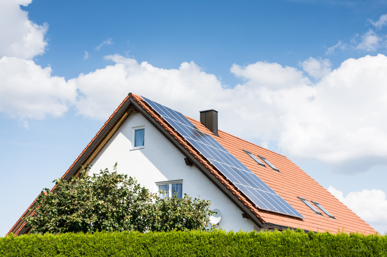 toit d'une maison avec des panneaux solaires