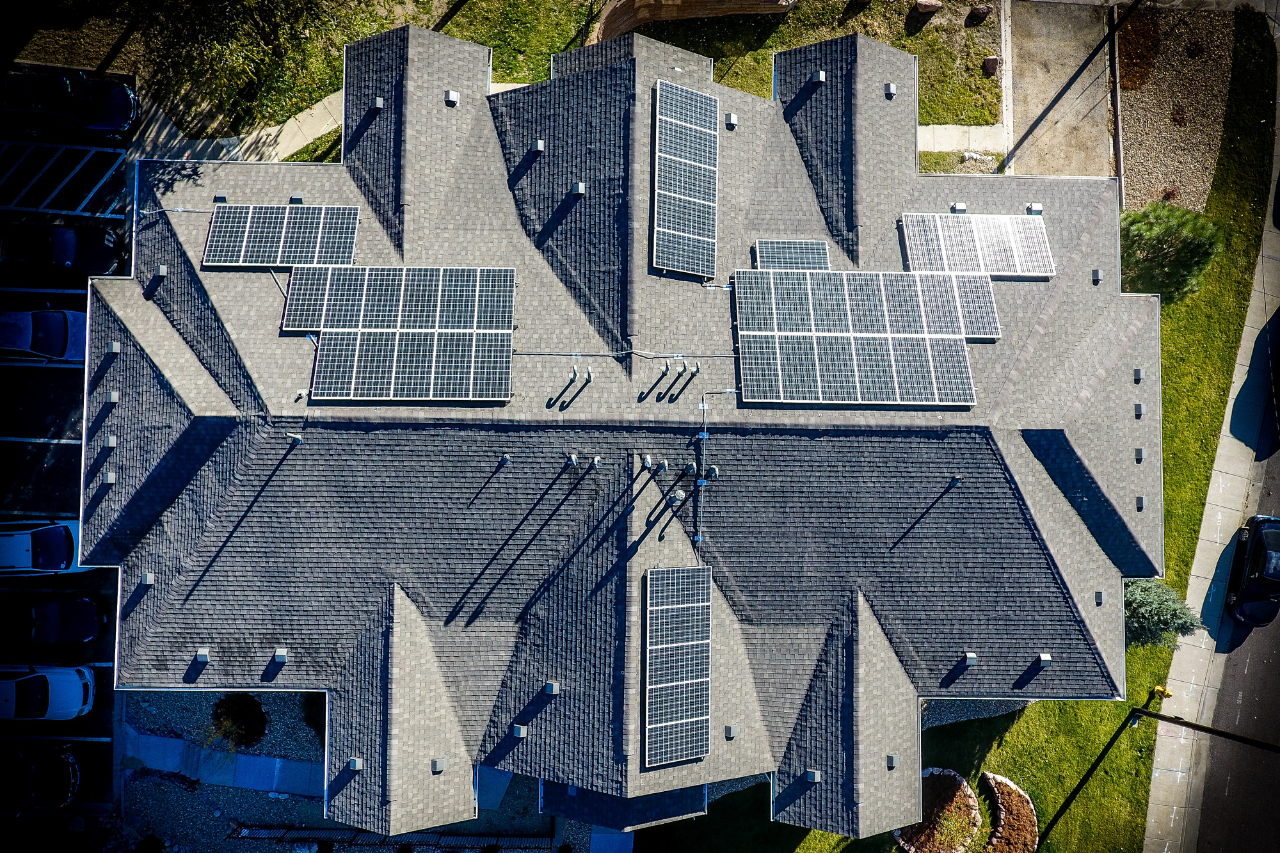 vue aérienne de toits de maison avec des panneaux solaires