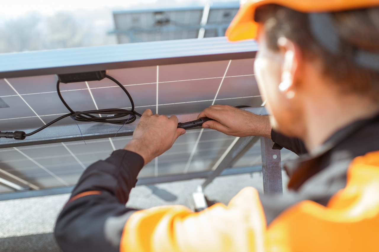 artisan qui branche un panneau solaire