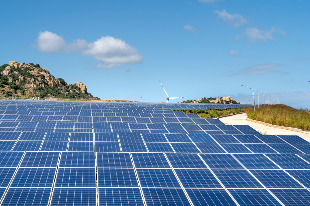 champ de panneaux solaires avec un éolienne