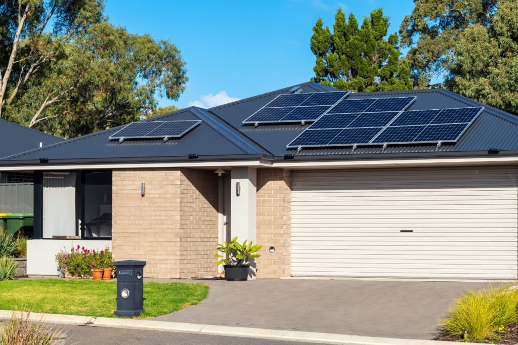 maison avec des panneaux solaires