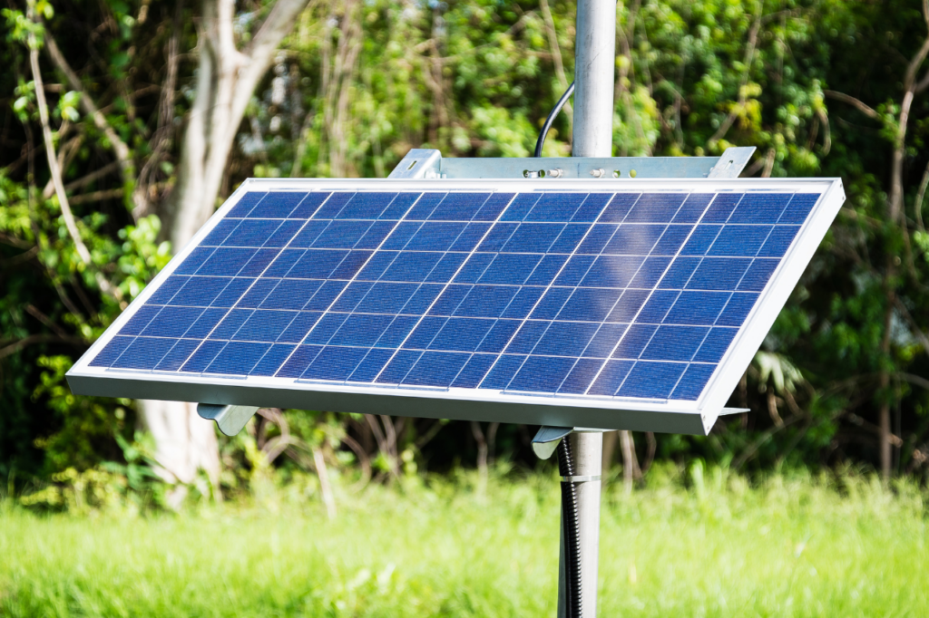 panneau solaire posé sur un piquet