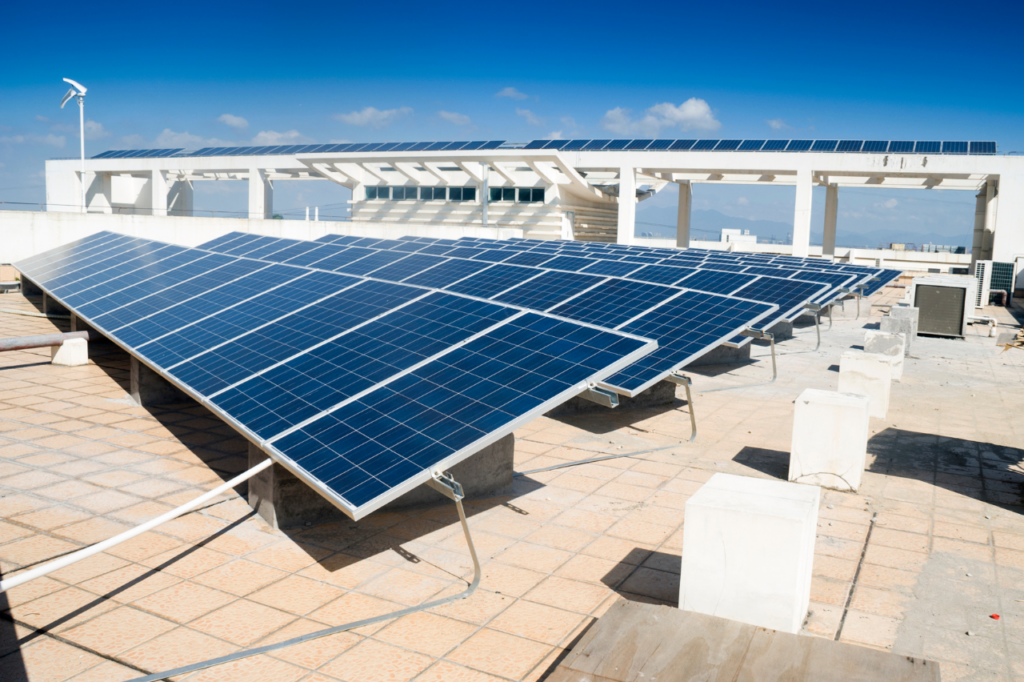 panneaux solaires posés sur le toit d'un bâtiment