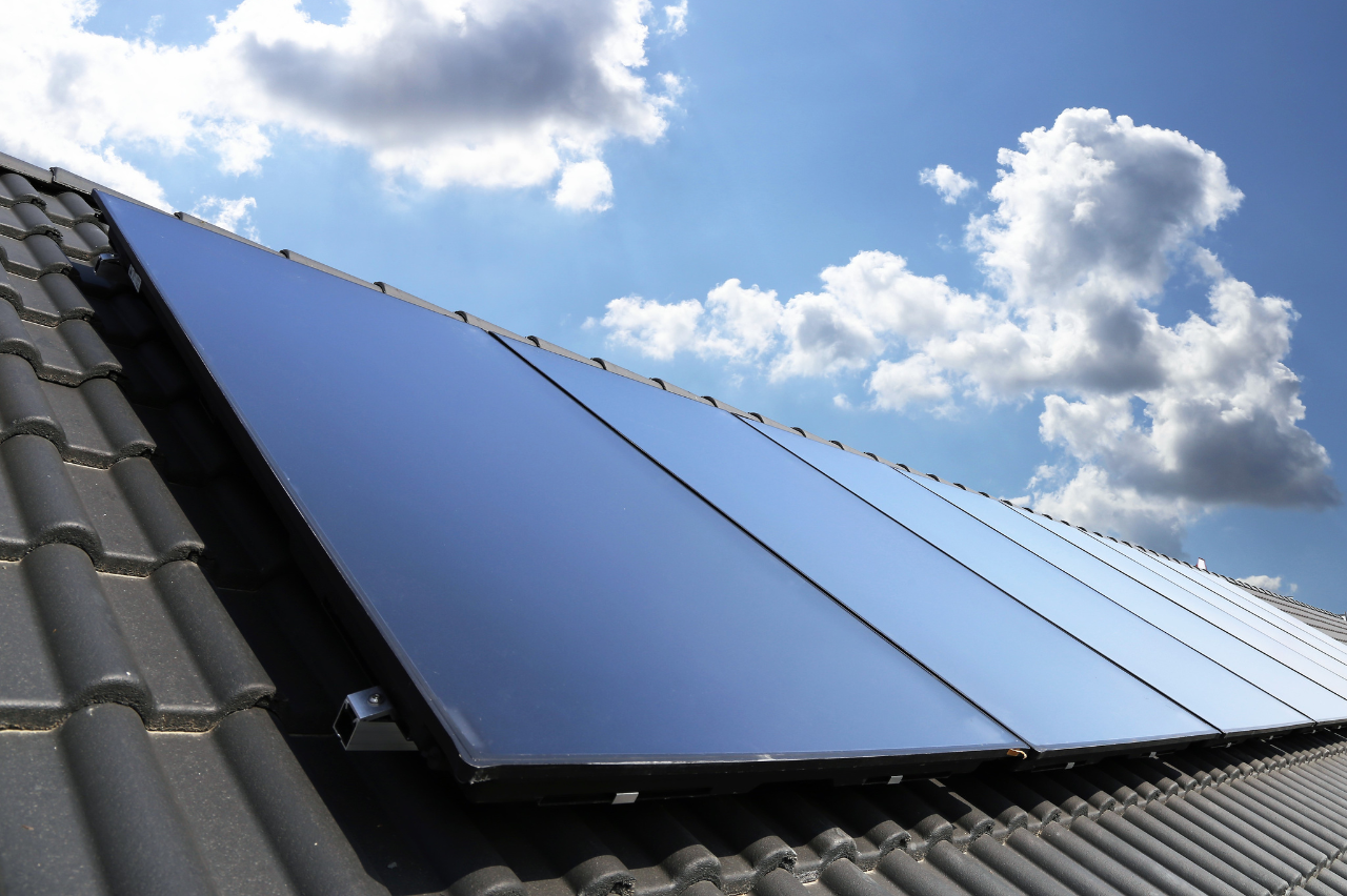 panneaux solaires sur une toiture noire