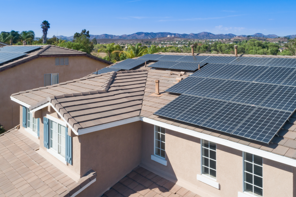 toit de maison beige avec des panneaux solaires