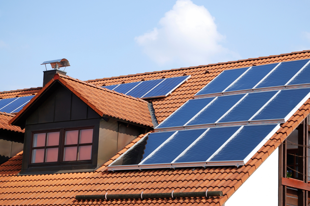 toit d'une maison avec plusieurs panneaux solaires