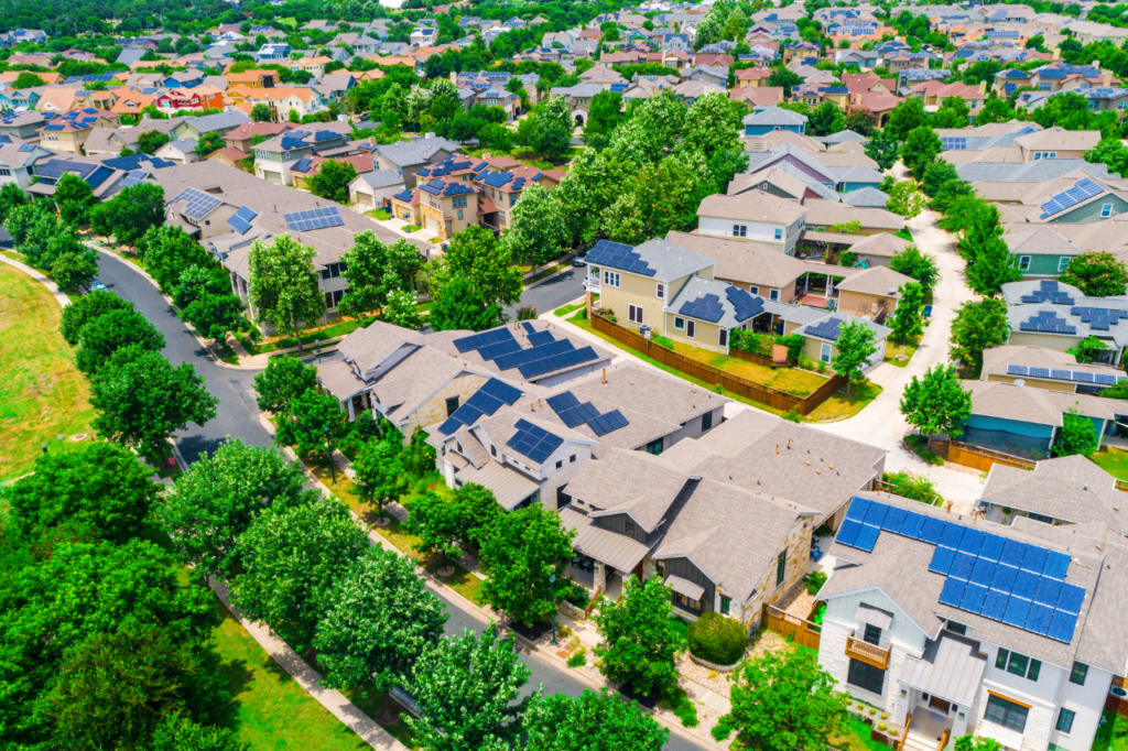 vue aérienne d'une ville où de nombreuses maisons sont équipées de panneaux solaires